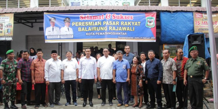 Hefriansyah Tegaskan Jangan Ada Manipulasi Penggunaan 180 Kios di Pasar Rakyat Balairung Rajawali Hefriansyah Tegaskan Jangan Ada Manipulasi Penggunaan 180 Kios di Pasar Rakyat Balairung Rajawali