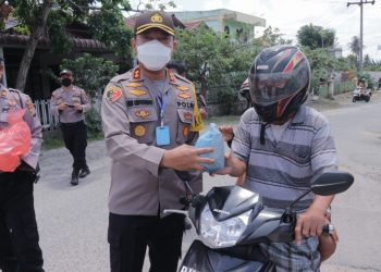 Polres Simalungun Bagikan Sembako dan Makan Siang di Lapangan Rambung Merah
