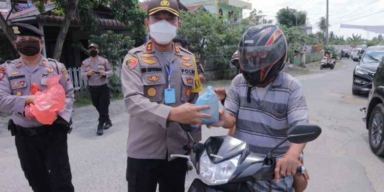 Polres Simalungun Bagikan Sembako dan Makan Siang di Lapangan Rambung Merah Polres Simalungun Bagikan Sembako dan Makan Siang di Lapangan Rambung Merah
