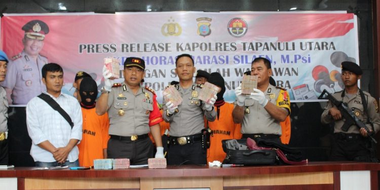 Lasniroha Boru Silalahi Otaki Perampokan Uang Ratusan Juta di Siborong-borong. Sempat Buang Uang ke Kuburan saat Dikejar Polisi Lasniroha Boru Silalahi Otaki Perampokan Uang Ratusan Juta di Siborong-borong. Sempat Buang Uang ke Kuburan saat Dikejar Polisi