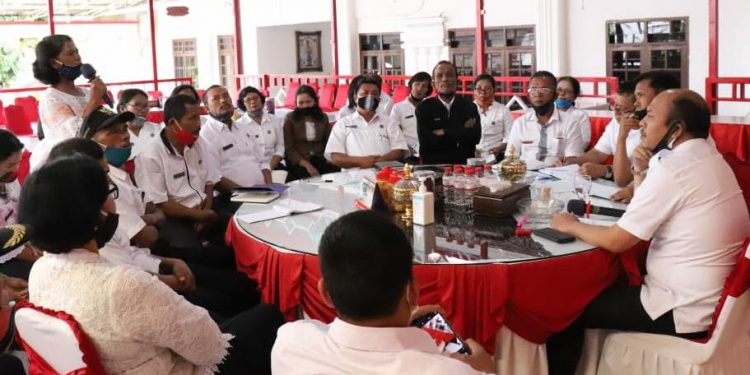 Bupati Taput Pimpin Rapat Evaluasi Kinerja Kepala Sekolah Selama Pandemi Covid-19 Bupati Taput Pimpin Rapat Evaluasi Kinerja Kepala Sekolah Selama Pandemi Covid-19