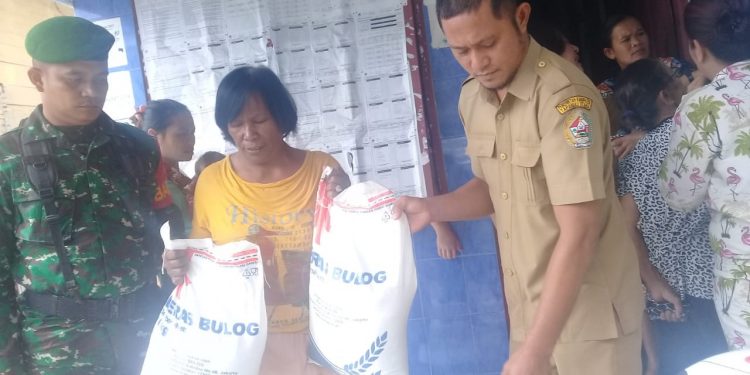 Penyaluran Beras Rastra Tuai Protes Warga di Tarutung Penyaluran Beras Rastra Tuai Protes Warga di Tarutung