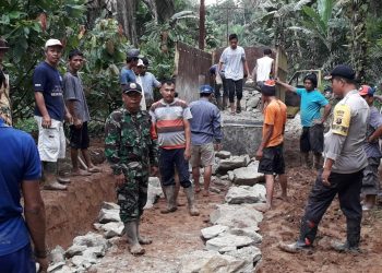 Polisi, TNI dan Masyarakat di Ujung Padang Kompak Merawat Jalan Desa