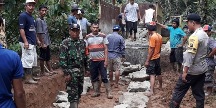 Polisi, TNI dan Masyarakat di Ujung Padang Kompak Merawat Jalan Desa