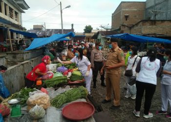Camat Bersama Kapolsek Bagikan Masker dan Cek Suhu Tubuh Pedagang di Pekan Pamatangraya