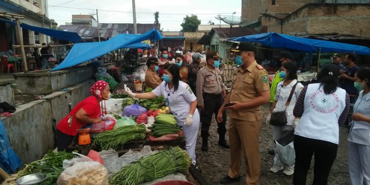 Camat Bersama Kapolsek Bagikan Masker dan Cek Suhu Tubuh Pedagang di Pekan Pamatangraya