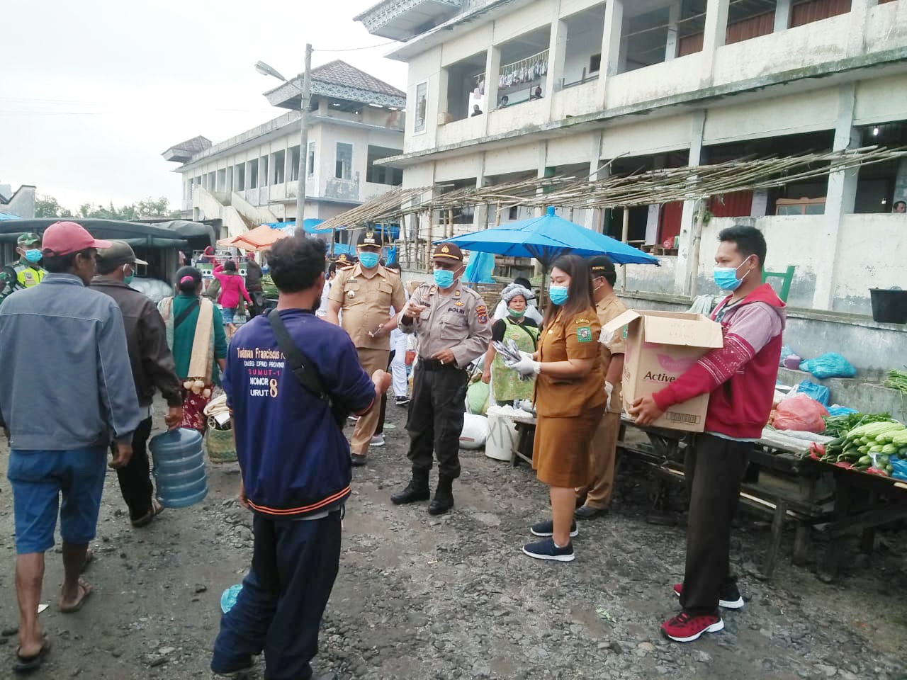 Camat Bersama Kapolsek Bagikan Masker dan Cek Suhu Tubuh Pedagang di Pekan Pamatangraya
