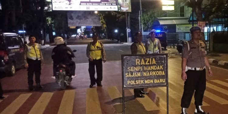 Cegah Tindak Kejahatan di Jalan, Polsek Medan Baru Razia dan Patroli Blue Light