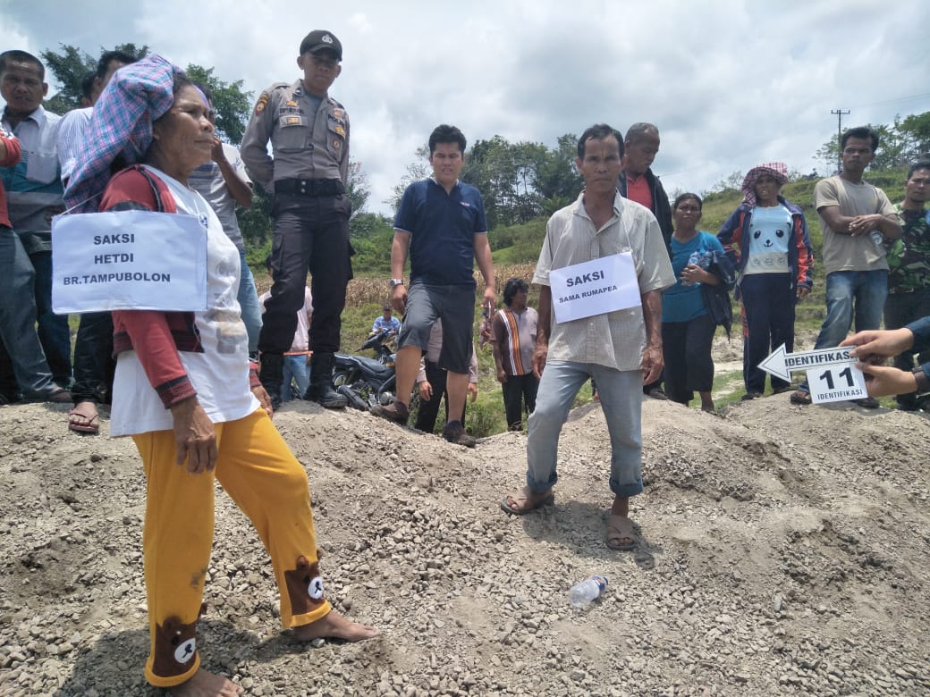Hetdi Boru Tampubolon Menyembah Jauba Sinaga, Suaminya Dibantai di Perladangan Hetdi Boru Tampubolon Menyembah Jauba Sinaga, Suaminya Dibantai di Perladangan