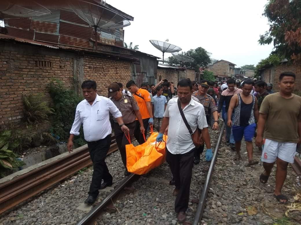 Mak Laura Boru Siahaan Histeris, Mertuanya Ditemukan Tewas di Rel Kereta Api Mak Laura Boru Siahaan Histeris, Mertuanya Ditemukan Tewas di Rel Kereta Api