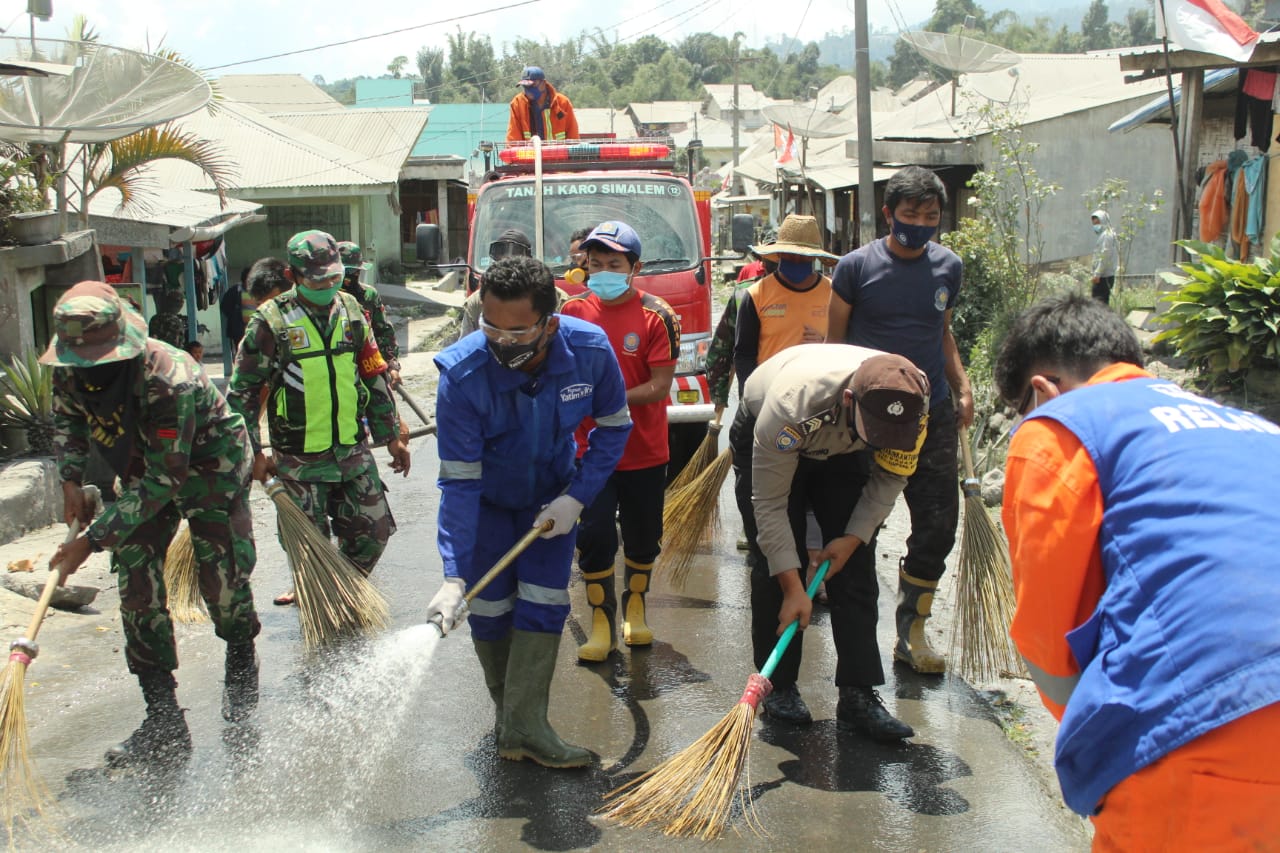 Masih Dipenuhi Abu Vulkanik Sinabung, Rumah Yatim Kembali Semprot Jalan dan Bagikan Ratusan Masker Masih Dipenuhi Abu Vulkanik Sinabung, Rumah Yatim Kembali Semprot Jalan dan Bagikan Ratusan Masker