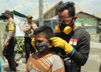 Masih Dipenuhi Abu Vulkanik Sinabung, Rumah Yatim Kembali Semprot Jalan dan Bagikan Ratusan Masker