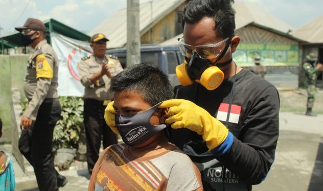 Masih Dipenuhi Abu Vulkanik Sinabung, Rumah Yatim Kembali Semprot Jalan dan Bagikan Ratusan Masker Masih Dipenuhi Abu Vulkanik Sinabung, Rumah Yatim Kembali Semprot Jalan dan Bagikan Ratusan Masker