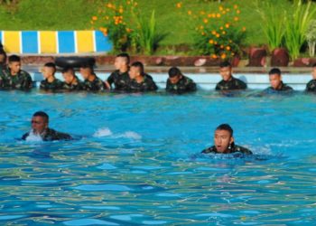 Pasi Ops Yonif 122/TS Pimpin Latihan Renang Militer