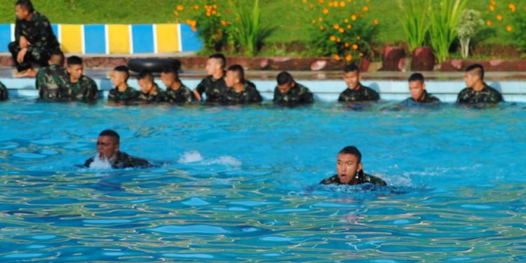 Pasi Ops Yonif 122/TS Pimpin Latihan Renang Militer