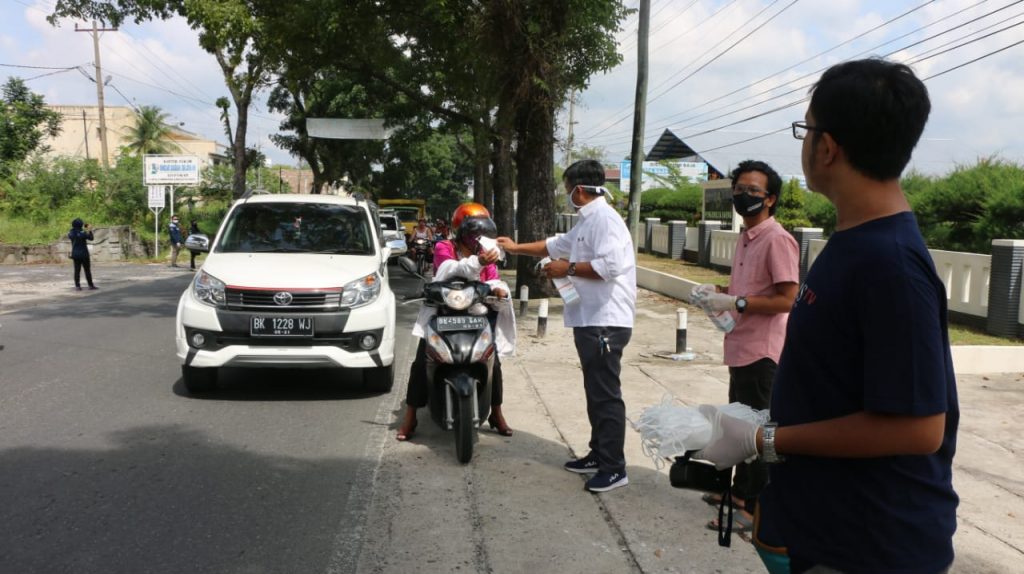 Sejumlah Jurnalis bersama Radiapoh Hasiolan Sinaga Bagikan 1000 Masker dan Sarung Tangan di Simalungun
