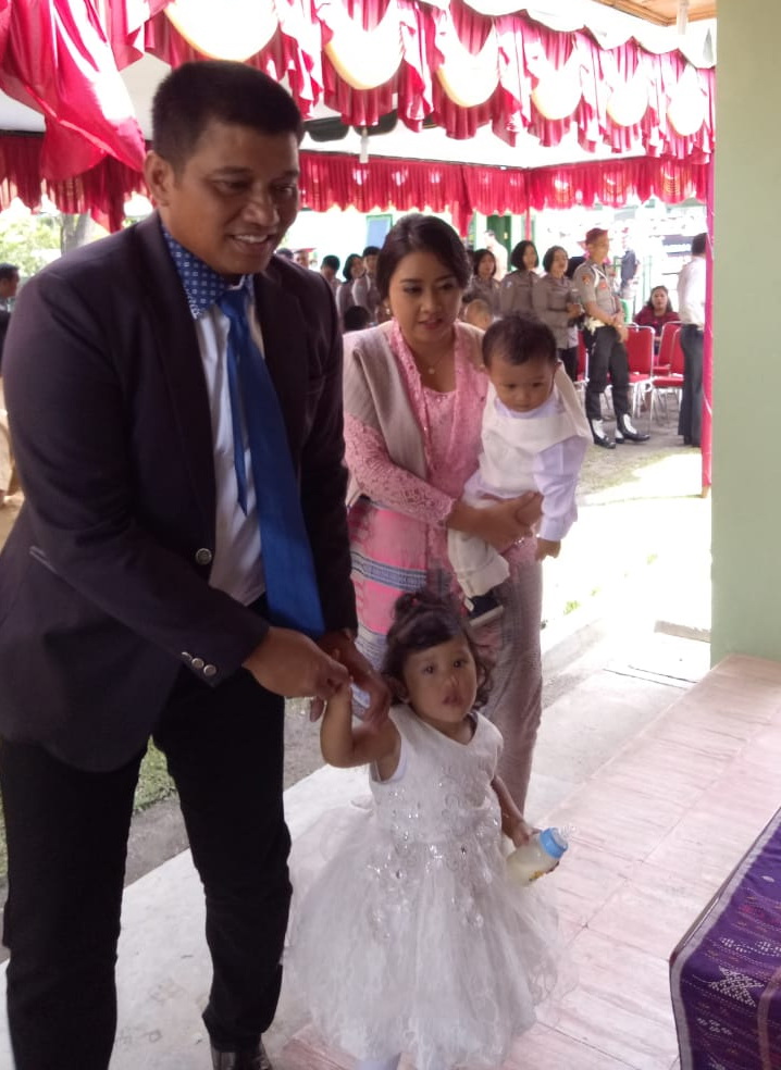 Keluarga Pasangan Letkol Inf.Rico Siagian dan Rachel Clarissa Sitohang Rayakan Pembaptisan Putra Putrinya Keluarga Pasangan Letkol Inf.Rico Siagian dan Rachel Clarissa Sitohang Rayakan Pembaptisan Putra Putrinya