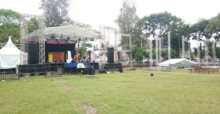 Ada Dua Rigging Malam Puncak HUT Siantar di Lapangan Adam Malik Ada Dua Rigging Malam Puncak HUT Siantar di Lapangan Adam Malik