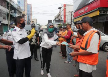 Upaya Putus Mata Rantai Penyebaran Covid-19, Syahputri Hutabarat Bagikan Masker kepada Juru Parkir