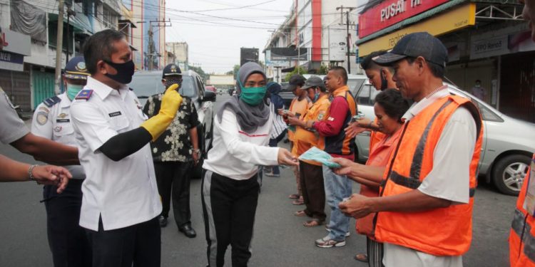 Upaya Putus Mata Rantai Penyebaran Covid-19, Syahputri Hutabarat Bagikan Masker kepada Juru Parkir