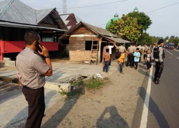 Jadi Tempat Pungli, Warga Robohkan Pos Lintas Jalan...