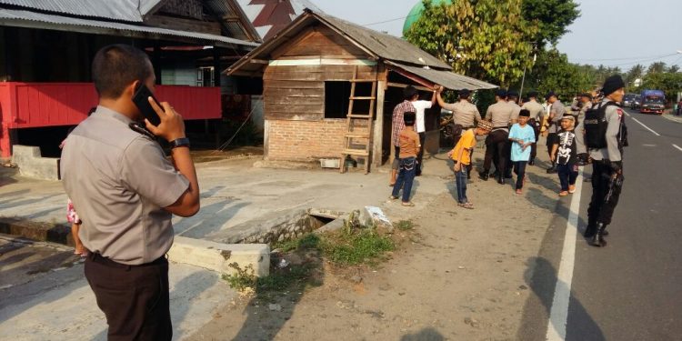 Jadi Tempat Pungli, Warga Robohkan Pos Lintas Jalan...