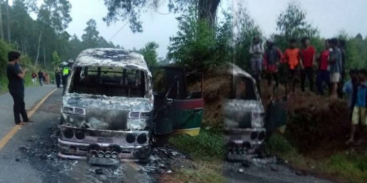Mobil Minibus Bawa Rombongan Pelajar dari Balige Terbakar di Jalin Simarjarunjung-Parapat