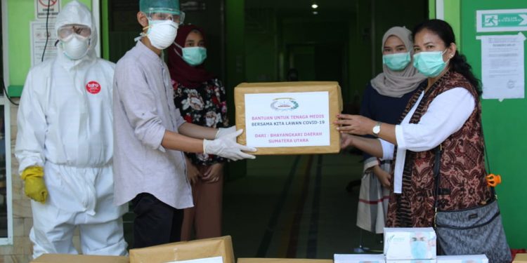 Peduli Penanggulangan Covid-19, Bhayangkari Serdang Bedagai Sumbangkan APD ke RSUD Sultan Sulaiman Peduli Penanggulangan Covid-19, Bhayangkari Serdang Bedagai Sumbangkan APD ke RSUD Sultan Sulaiman