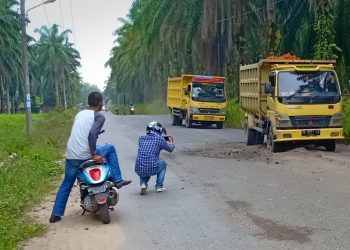 Pengangkut Material Proyek KA RPK 2 Merusak Jalan