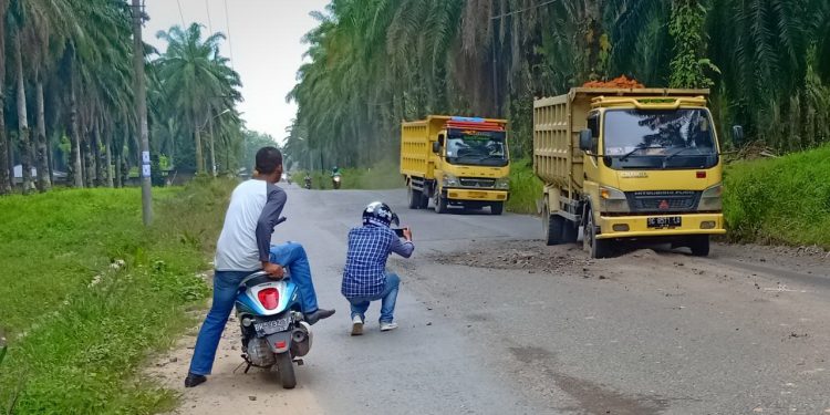 Pengangkut Material Proyek KA RPK 2 Merusak Jalan