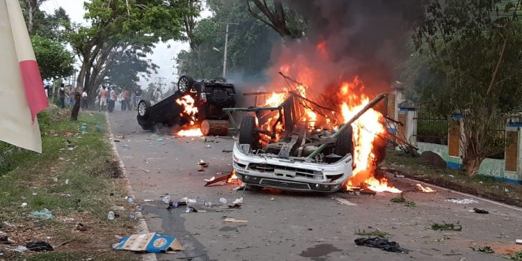 Kerusuhan di Madina, Mobil Wakapolres Dibakar Massa Kerusuhan di Madina, Mobil Wakapolres Dibakar Massa