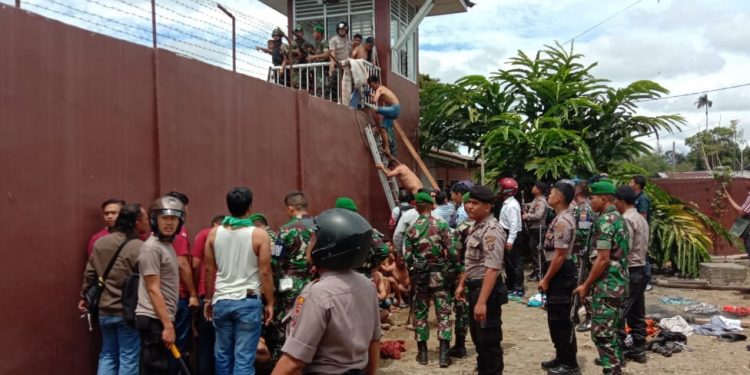 Rutan Kelas II B Kabanjahe Rusuh, Personil Polres Tanah Karo Dikerahkan ke Lokasi Rutan Kelas II B Kabanjahe Rusuh, Personil Polres Tanah Karo Dikerahkan ke Lokasi