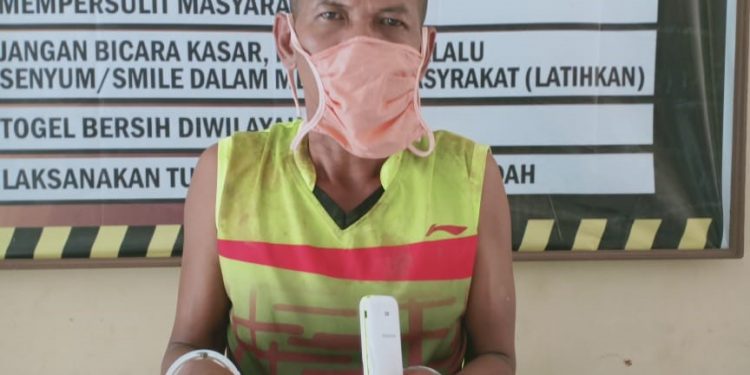 Asik Nunggu Pembeli Sambil Minum Tuak, Pengedar Sabu Serba Jadi Ditangkap Polisi