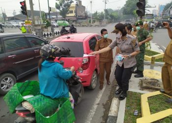 Cegah ISPA Akibat Asap, AKP Sah Udur Sitinjak Bagikan 5000 Masker di Medan
