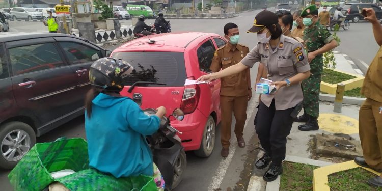 Cegah ISPA Akibat Asap, AKP Sah Udur Sitinjak Bagikan 5000 Masker di Medan Cegah ISPA Akibat Asap, AKP Sah Udur Sitinjak Bagikan 5000 Masker di Medan