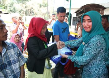 Syahputri Hefriansyah Serahkan Bantuan Sembako kepada Korban Kebakaran di Jalan Kyai