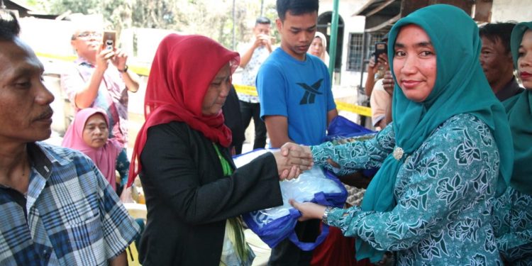 Syahputri Hefriansyah Serahkan Bantuan Sembako kepada Korban Kebakaran di Jalan Kyai Syahputri Hefriansyah Serahkan Bantuan Sembako kepada Korban Kebakaran di Jalan Kyai