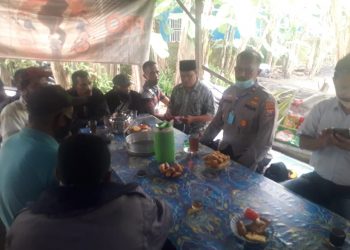 Kapolsek Medan Labuhan Sapa Penarik Becak sekaligus Berbagi di Jumat Barokah