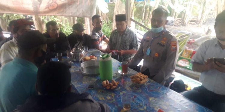 Kapolsek Medan Labuhan Sapa Penarik Becak sekaligus Berbagi di Jumat Barokah