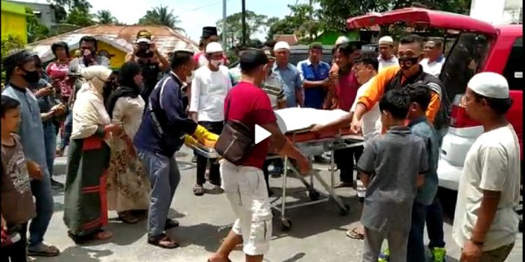 Kumandang Azan Dzuhur dan Isak Tangis Sambut Jenazah Sauki