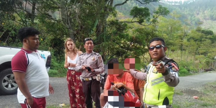 Turis Asal Belanda Dijambret Dua Bocah di Samosir Turis Asal Belanda Dijambret Dua Bocah di Samosir