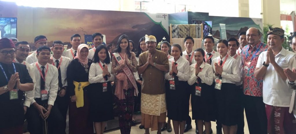 Penerima Beasiswa Sekolah Pariwisata Kabupaten Toba Samosir Sambut Menteri Pariwisata dengan Lagu Sinanggar Tullo Penerima Beasiswa Sekolah Pariwisata Kabupaten Toba Samosir Sambut Menteri Pariwisata dengan Lagu Sinanggar Tullo