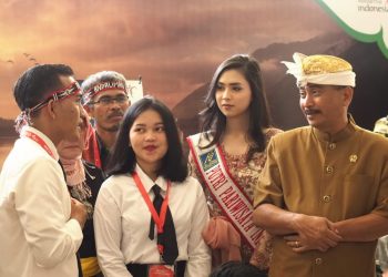 Penerima Beasiswa Sekolah Pariwisata Kabupaten Toba Samosir Sambut Menteri Pariwisata dengan Lagu Sinanggar Tullo