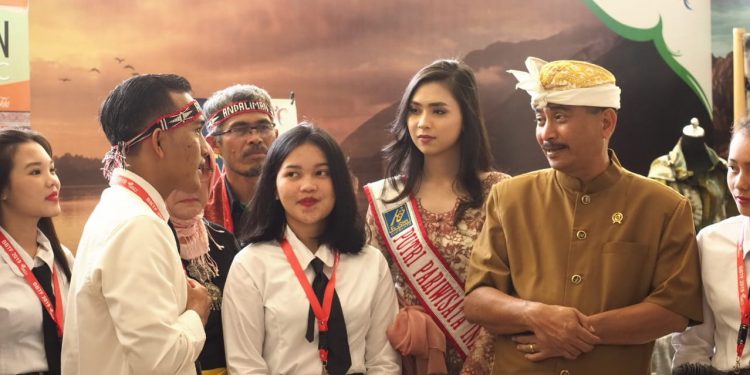 Penerima Beasiswa Sekolah Pariwisata Kabupaten Toba Samosir Sambut Menteri Pariwisata dengan Lagu Sinanggar Tullo Penerima Beasiswa Sekolah Pariwisata Kabupaten Toba Samosir Sambut Menteri Pariwisata dengan Lagu Sinanggar Tullo