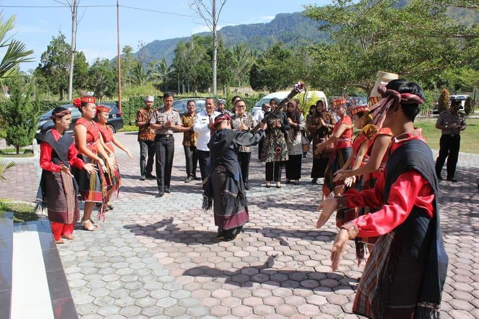 Pemkab Samosir dan Banyuwangi Berkolaborasi Perkuat Pariwisata Danau Toba Pemkab Samosir dan Banyuwangi Berkolaborasi Perkuat Pariwisata Danau Toba