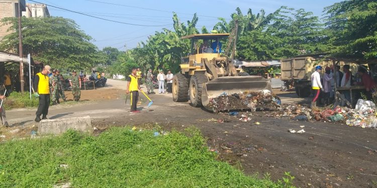 Hari Peduli Sampah Nasional 2019, Polsek Perdagangan Bersih-bersih di Belakang Terminal