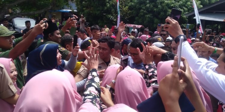 Emak-emak Teriak Kelaparan di Peresmian Rumah Pemenangan Prabowo-Sandi Emak-emak Teriak Kelaparan di Peresmian Rumah Pemenangan Prabowo-Sandi