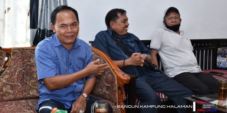 TPS Santai Nikmati Teh Manis dan Bakwan Jagung Bersama Warga Parapat TPS Santai Nikmati Teh Manis dan Bakwan Jagung Bersama Warga Parapat