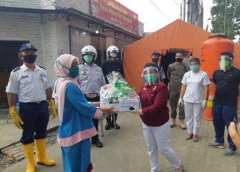 Peduli Petugas di Pos Perbatasan, Syahputri Hutabarat Beri Vitamin dan Buah agar Tetap Sehat