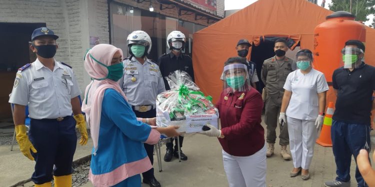 Peduli Petugas di Pos Perbatasan, Syahputri Hutabarat Beri Vitamin dan Buah agar Tetap Sehat Peduli Petugas di Pos Perbatasan, Syahputri Hutabarat Beri Vitamin dan Buah agar Tetap Sehat